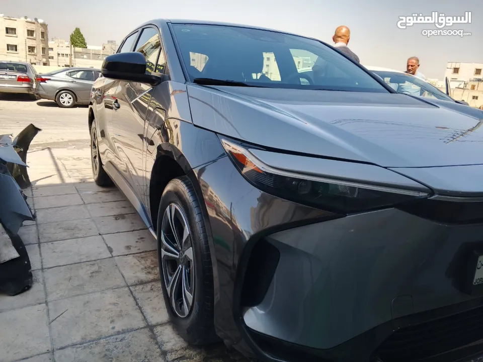 - Toyota bZ4X 2023  كهربائية بالكامل  فئة Long Range Pro  دفع أمامي