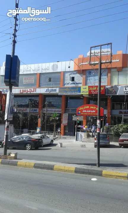 ثلاثة محلات تجارية للإيجار بدون خلو في موقع مميز في الزرقاء السوق التجاري قرب دوار معصوم شارع رئيسي
