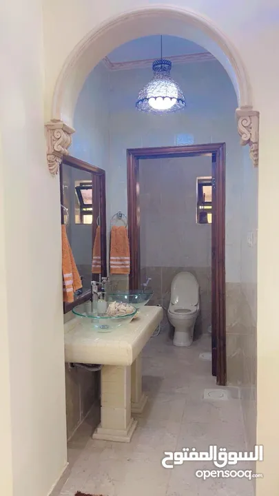 فيلا للبيع بالبنيات طريق المطار شارع الخدمات في حي هادئ جدا