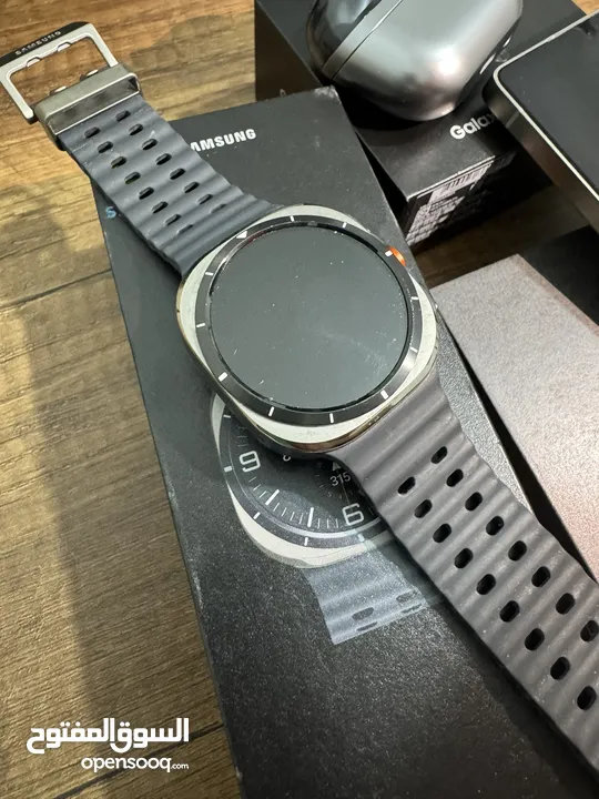 للبيع هاتف Samsung S25 Ultra + Galaxy Watch Ultra + Galaxy Puds Pro 3