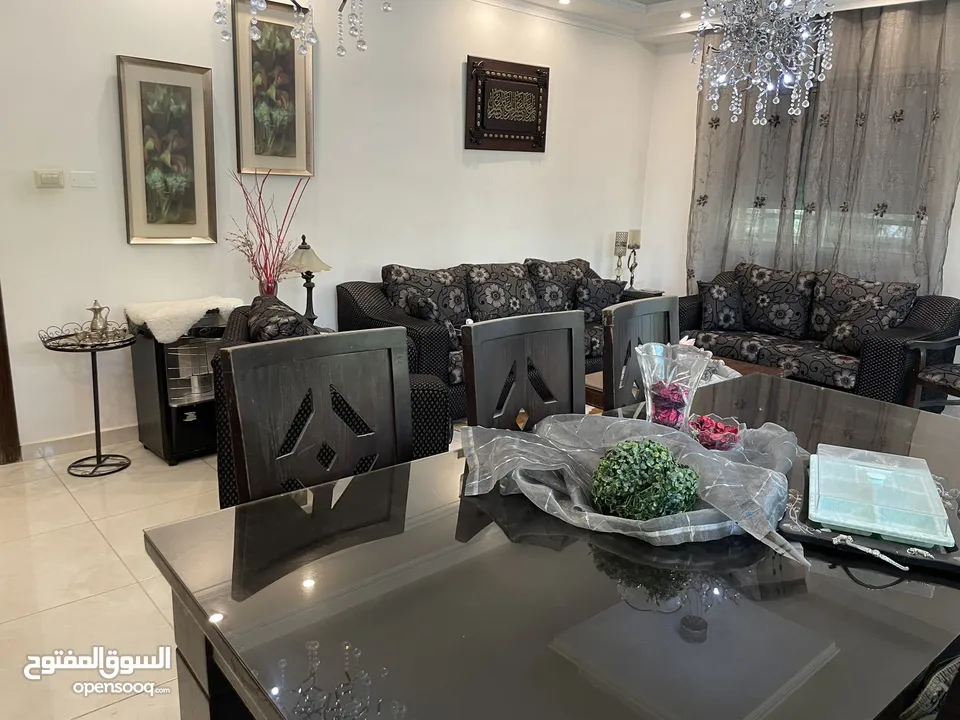 طقم كنب + طاوله سفره مع 8 كراسي + بوفيه مع مرايه + 3 طاولات وسط