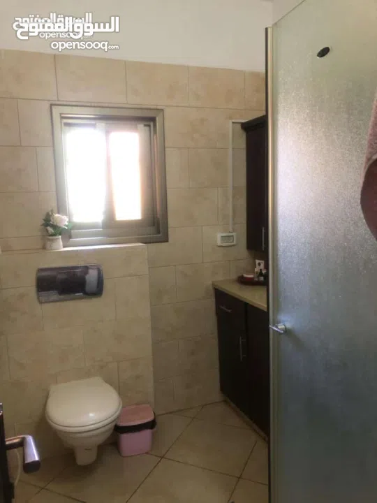 شقه للبيع مساحه 150ثلاث غرف نوم حمامين بلكونتين صالون صاله مطبخ طابق ثالث اصنصين جميع الخدمات متوفرة