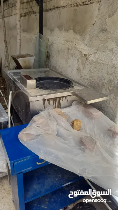 ثلاجة عرض معجنات وكيك بلعبكي بحالة الوكالة  ماكينة تقطيع توست بحالة الوكالة  صاج قطايف صب  خفاقة قطا