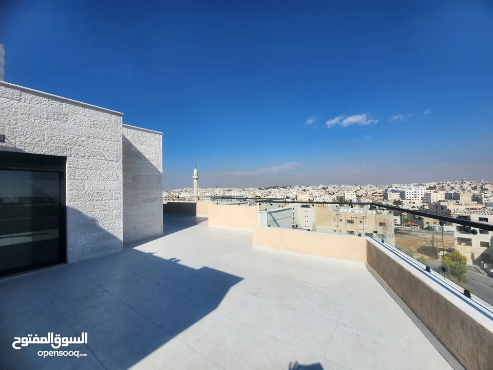 شقة طابق ثالث مع روف في مشروع زهرة القمر بإطلالة رائعة وتشطيبات عالية الجودة في موقع مميز