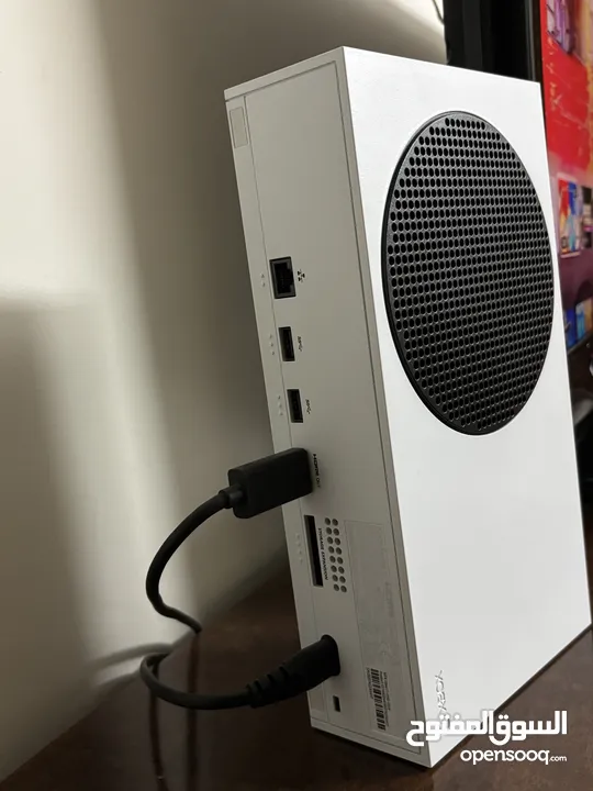 Xbox Series s شبه جديد مستخدم 3 اشهر والجهاز نضيف مش مفتوح ولا اي مشكله فيه