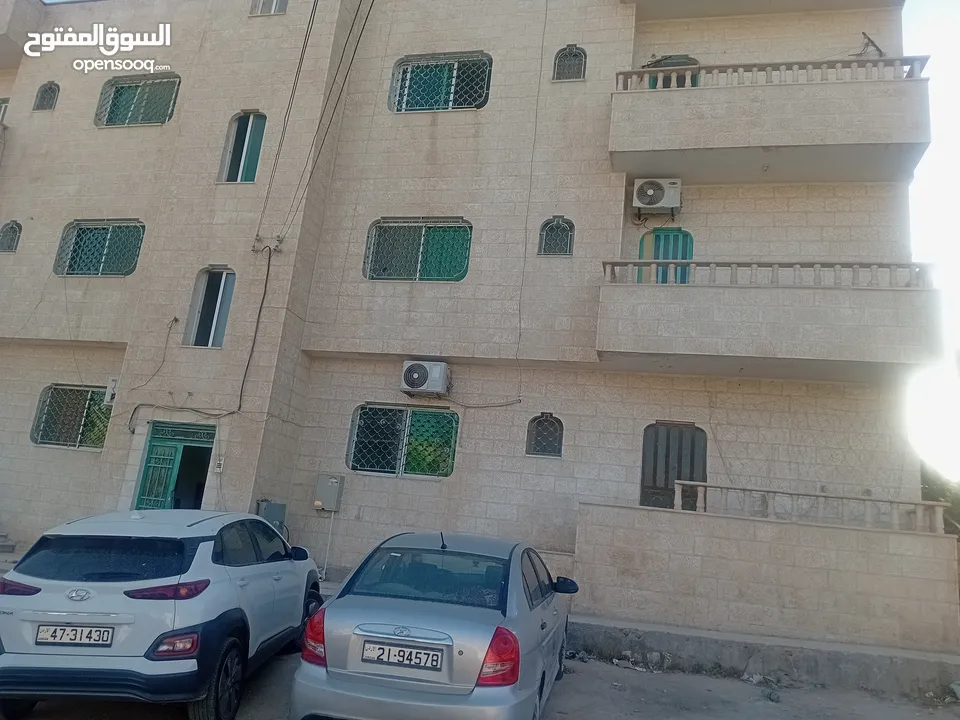 بناية استثمارية للبيع بسعر مغري بداعي السفر.. الزرقاء ..ضاحية مكة...مكونة من 6 شقق