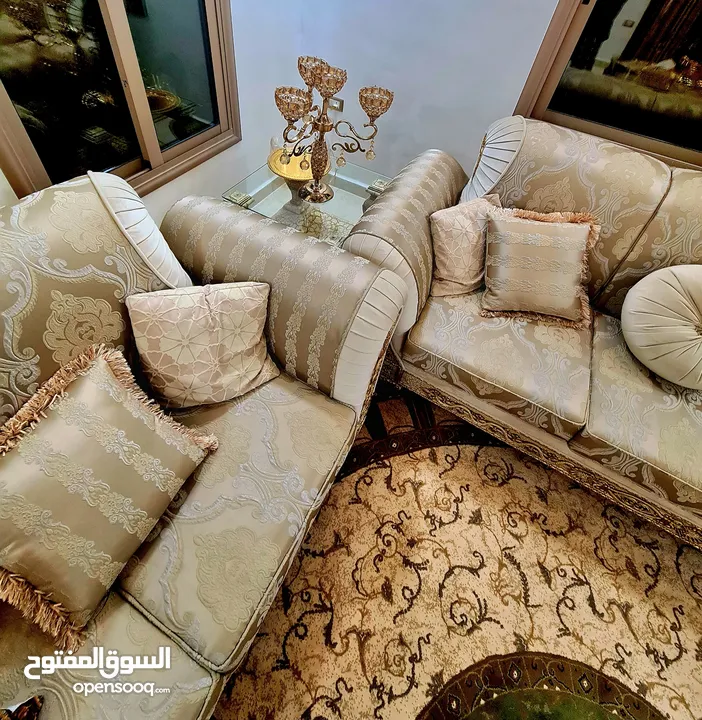 Sofa set ITALYطقم كنب ايطالي فاخر  نخب4 قطع 7   مقاعد و 4 قطع.  1 كبير + 3 طاولات ممتازة من الكويت