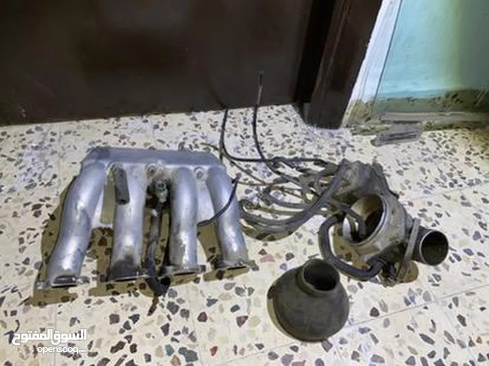 كراسي فولفو 240 و بخاخ مواسير و زجاج و قطع اخرى كثيره للبيع المستعجل