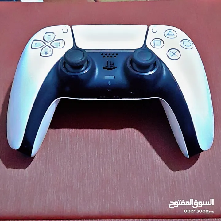 يد بليستيشن 5 نوع Sony استعمال خفيف وشغالة 100٪ وسبب البيع انها موجودة بدون اي داعي واضطريت ابيعها