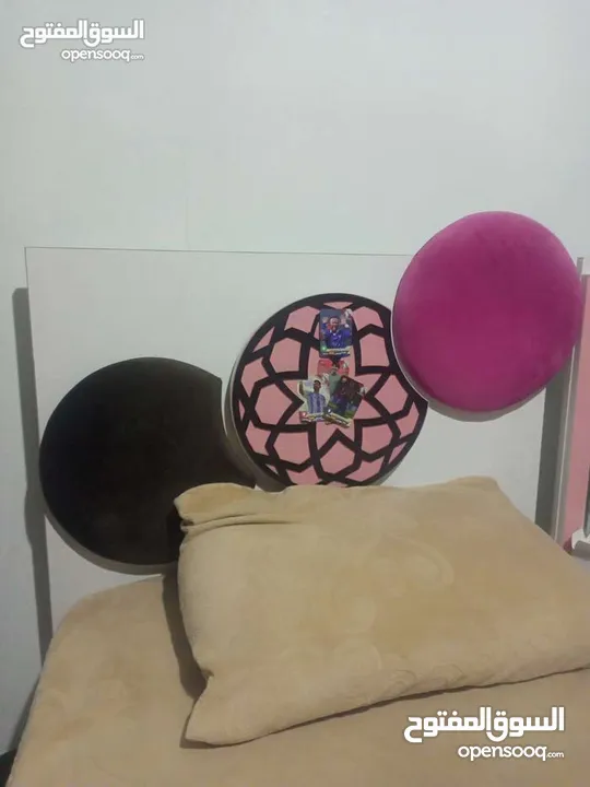 غرفة نوم شبابية شبه جديدة