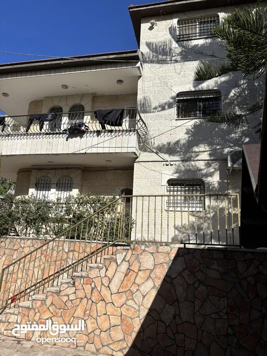 بيت مستقل للبيع مكون من طابقين سكنتين منفصلتين