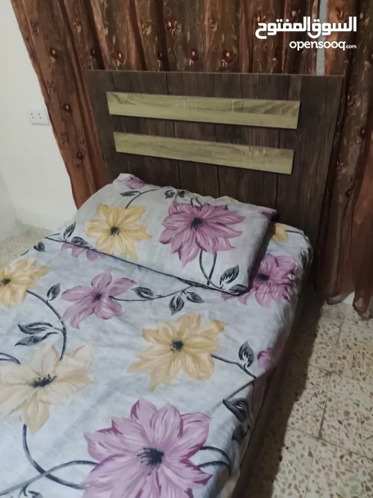 طاولة وسط وتخت مفرد وشاشة استعمال بسيط