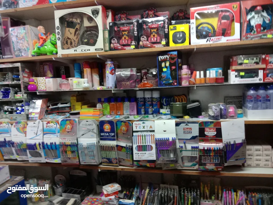 بضاعه مكتبه للبيع والمحل للإيجار