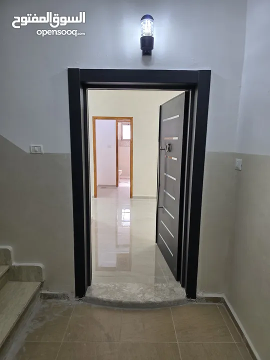 شقه للايجار السنوي جديده لم تسكن بعد والعماره جديده متوفر مصعد وكراج سياره