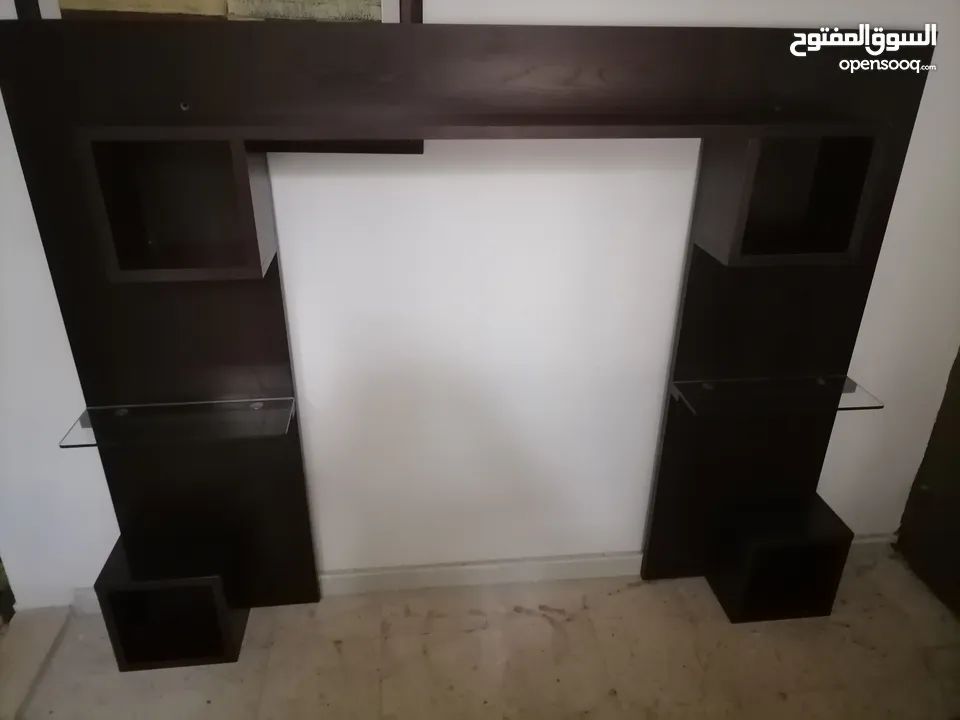 ديكور شاشة ثقيل  ورفوف زجاج