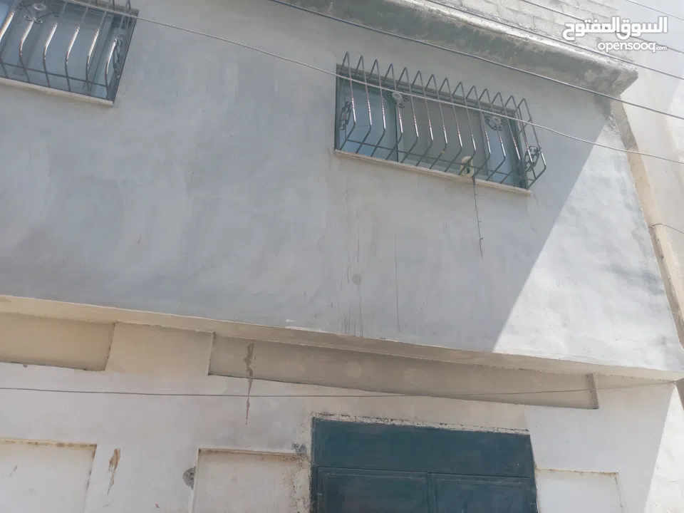 بيع منزل مكون من طابقين في مخيم عسكر القديم شارع العياده كل طابق مكون من 3 غرف وحمام وصالون