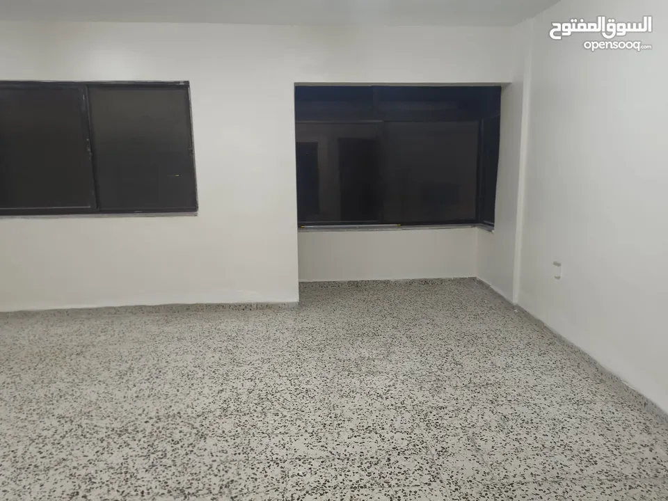 شقة طابق ثاني للإيجار في حي نزال بالقرب من شارع الدستور