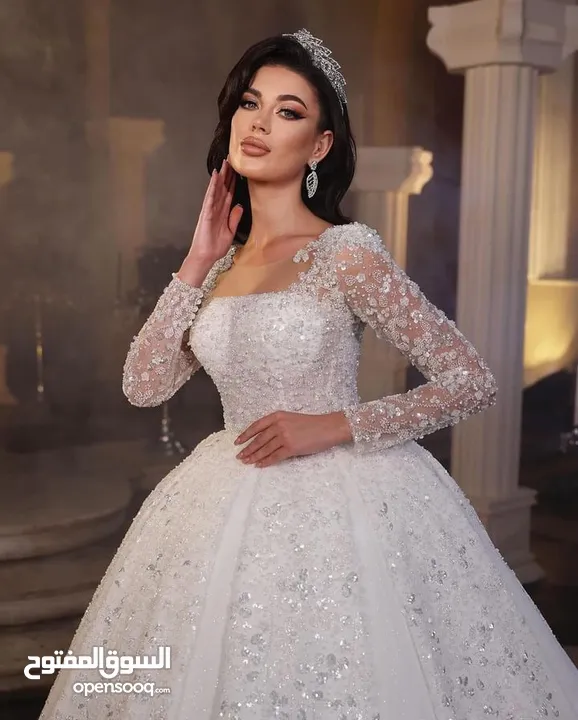 شروة مجموعة من بدل الابيض و الملون و فساتين السهرة