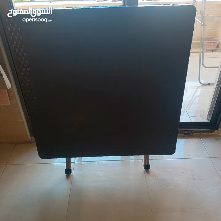 طاولة بلاستيك لون بني مع قاعدة جديدة