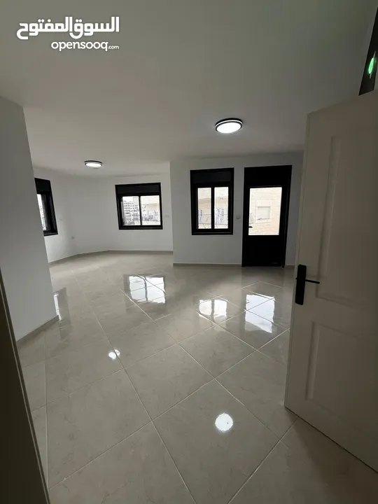 روف بمساحة 351م باطلاله بانورامية واسعة وتشطيب سوبر ديلوكس.