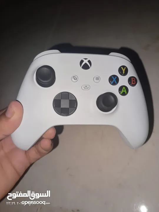 يد Xbox series s مستعملة استعمال بسيييط اخو الجديد مع كفالة 3 اشهر ولتفاصيل أكثر احكي معي خاص