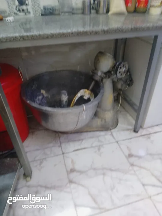 معدات  محل معجنات للبيع بحاله جيده جدا لعدم التفرغ للبيع