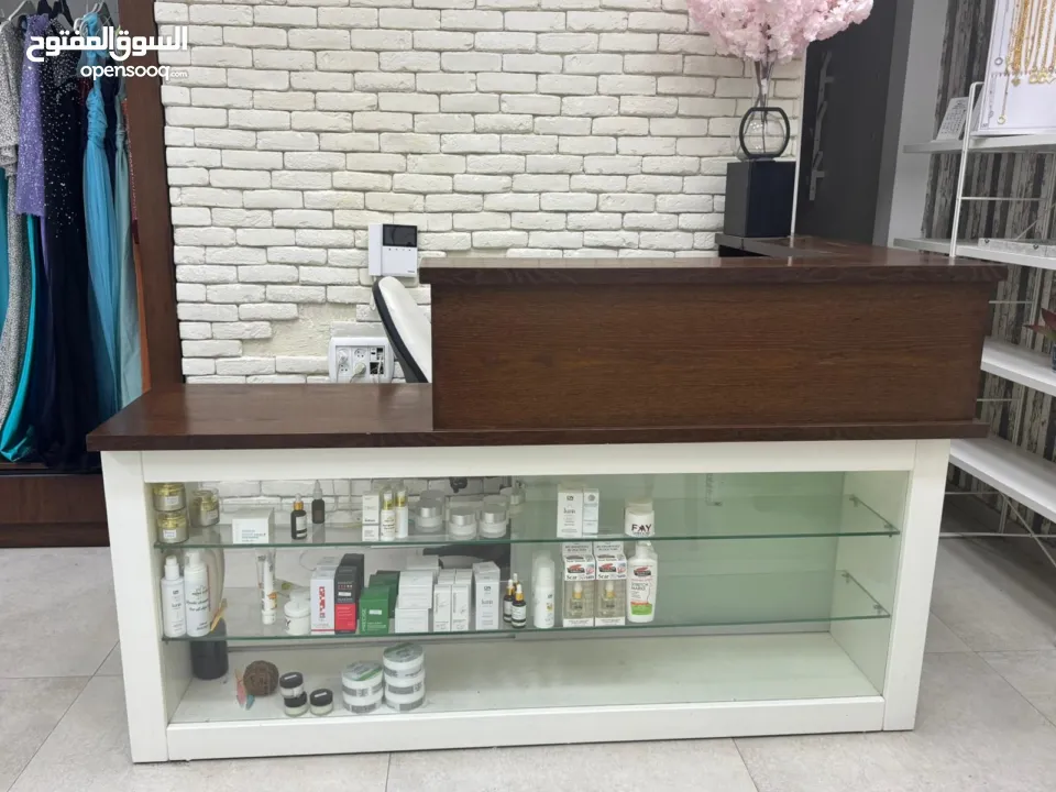 مكتب رسبشن مع خزانة دفات مرايا جانبية بحالة ممتازة