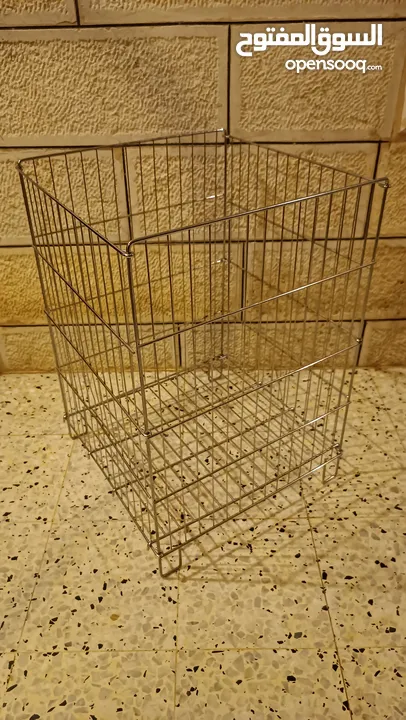 رفوف زجاج وخشب