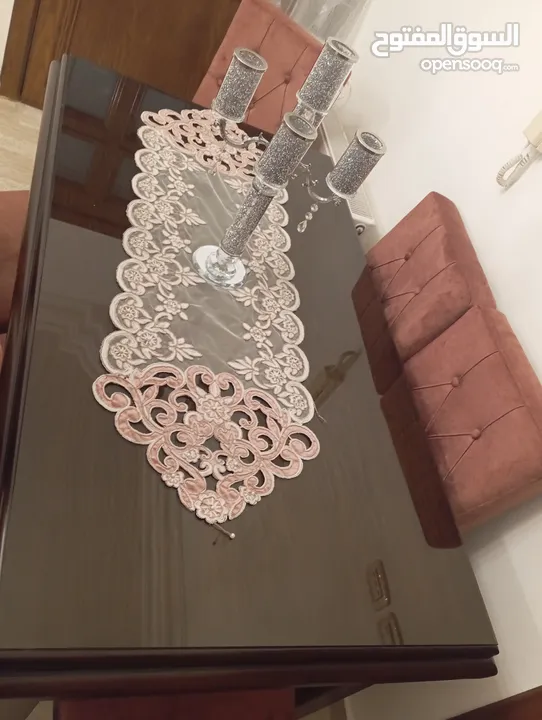 طقم كنب ضيوف فاخر و طاولة سفرة وطاولة وسط