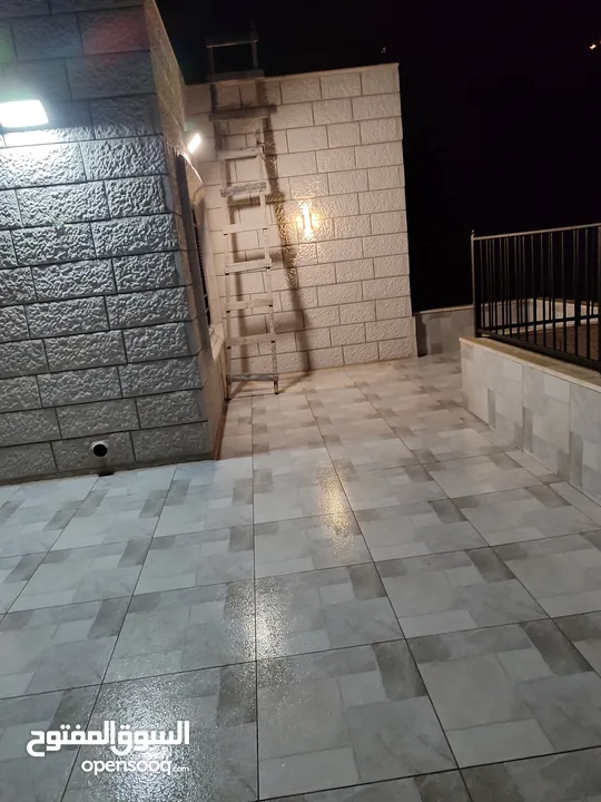بيت جديد مكون من ثلاث طوابق مشطب غير مسكون مساحة 460 متر+70متر ترس بالقرب من شركة النزيه للبلاط