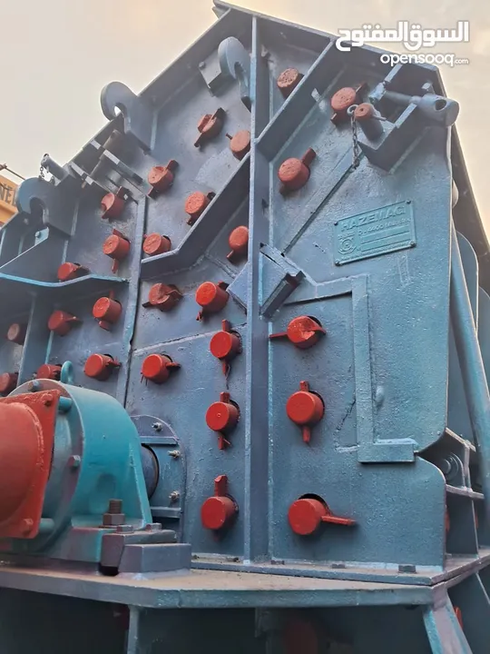 The Hazemag Crusher with a 190 kW motor and hydraulic pump is a powerhouse for heavy-duty crushing.