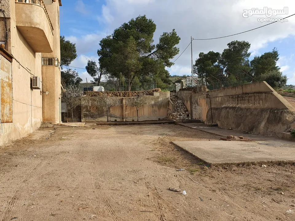 عمارة تجارية و سكنية  في جرش للبيع العمارة على شارعين    شارع رئيسي و شارع فرعي في منطقة حيوية