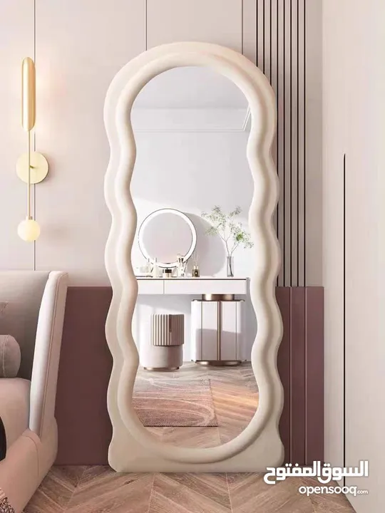 مرايا ترند عالمياً... تصميم موجي ومنحوت فخم يخلي أي زاوية تصير قطعة فن جاهزة للتصوير انعكاس نقي