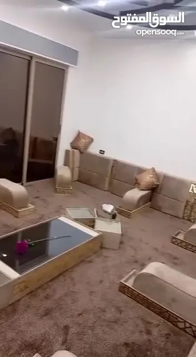 مجلس عربي فاخر 7مساند 8 مراكي مع ستنادهم 8 طاولات صغار ووحدة وسط بسعر مغري 250 ومع عازل وموكيت 400