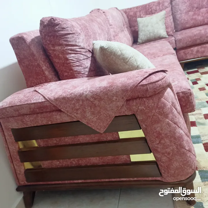 يصلح لعرسان طقم كورنر للبيع بداعي السفر مع طاولات جانبية وطاولة وسط وبرداية تفصييييل وليس تجاري