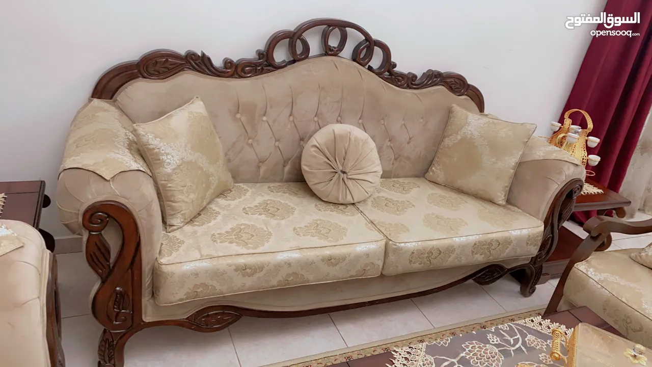 طقم كنب استعمال خفيف خشب ممتاز غير مهلوك ابدا ولا فيه اي خشط