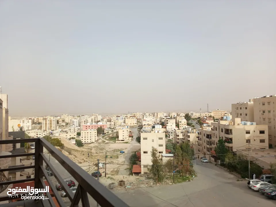 شقة طابق ثاني للبيع في الزرقاء الجديدة بالقرب من مسجد بادي بتشطيبات سوبر