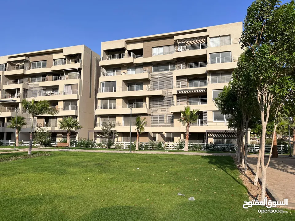 شقة لقطه بالسعر القديم للبيع 155 م باقل سعر في السوق بكمبوند Palm Hills Capital Gardens