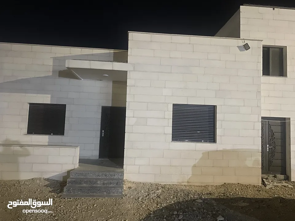 بيت للبيع يحوي على شقتين كل شقه لها سطحها الخاص بقوشان منفصل