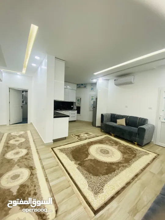 شقة حديثة للايجار نص فرش  غرفة استقبال وثلاثة غرف و ثلاثة حمامات ومطبخ