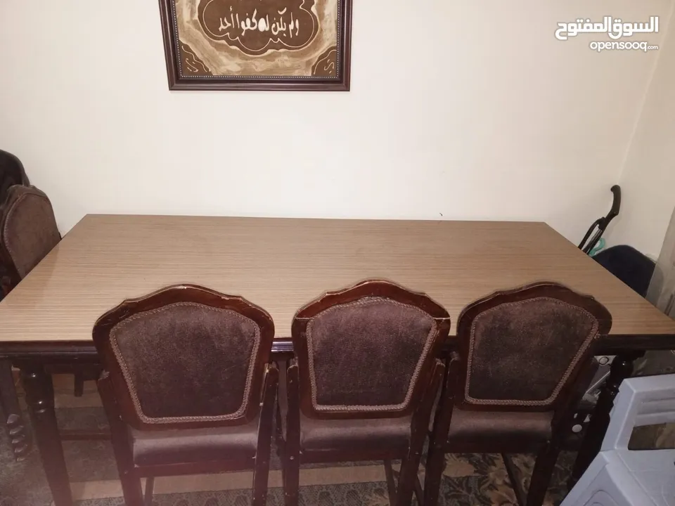 طاولة سفرة للبيع مع 8 كراسي بحالة ممتازة جدا