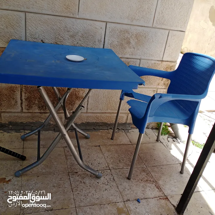 طاوله لون ازرق طوي مع كراسي عدد اثنين واحد منهم مكسور الطاوله و الكرسي الآخر بحاله ممتازه