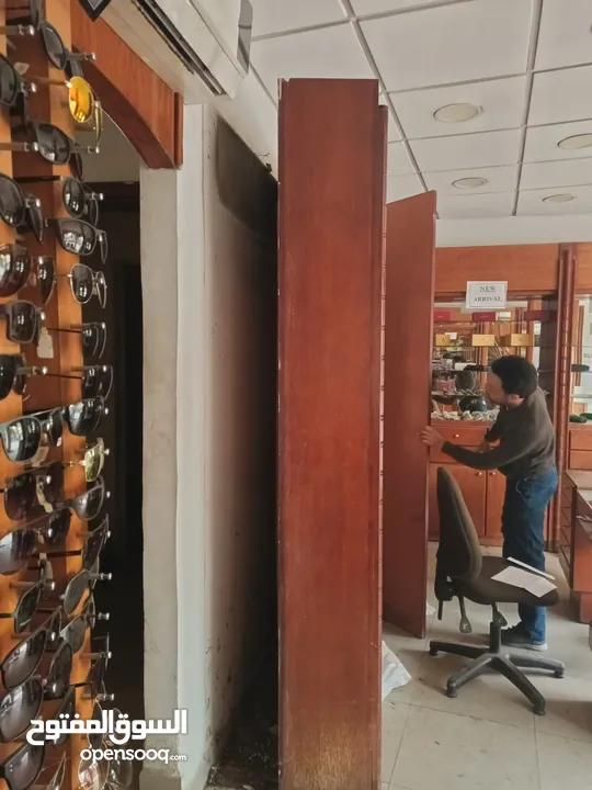 ديكور خشب بلوط يصلح لمحل عطور بصريات خلويات