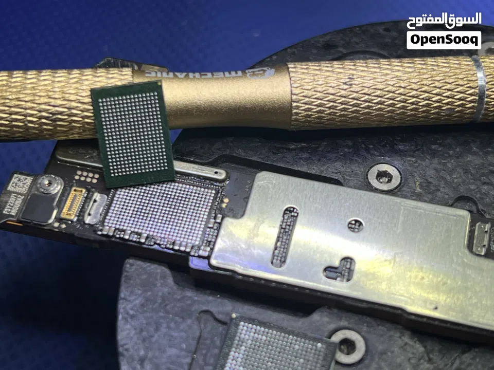 خدمة تصليح الهواتف و الايباد  متوفر شاشات وجميع قطع الغيار بأسعار الجملة ضمان على جميع الخدمات