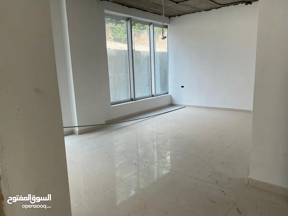 عياده حديثه البناء في عماره حديثه تحتوي على عيادات فقط في شارع الخالدي وقريبه من مستشفى الخالدي.