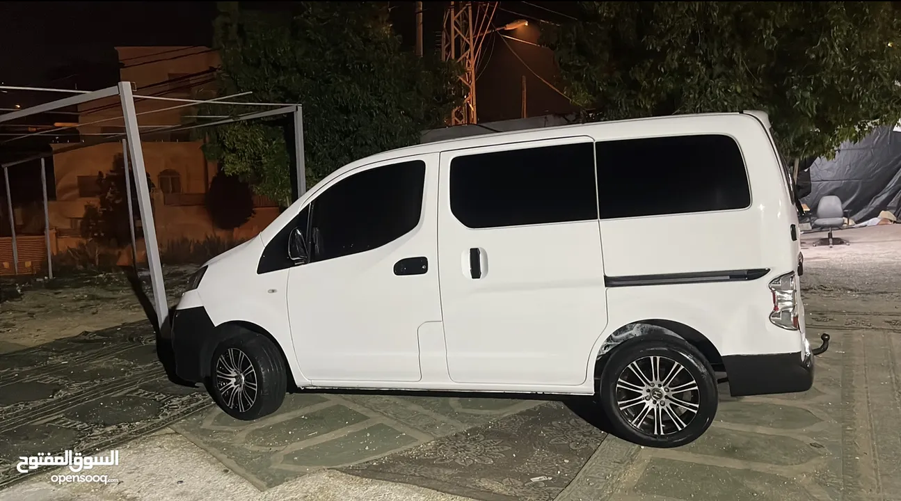 نيسان nv200