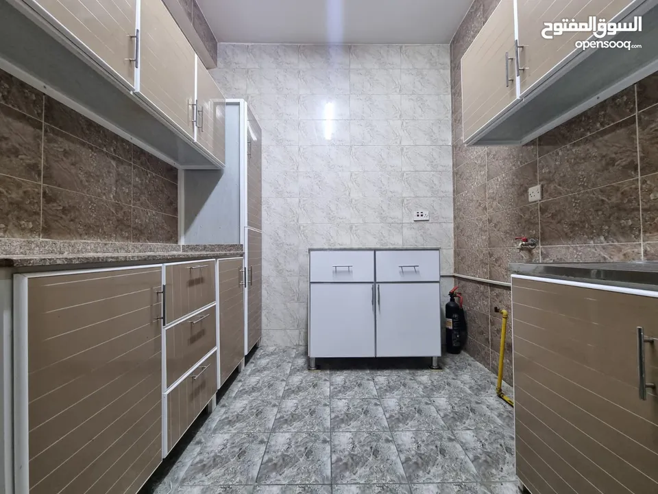 2 BR Apartment in Khuwair – Service Road