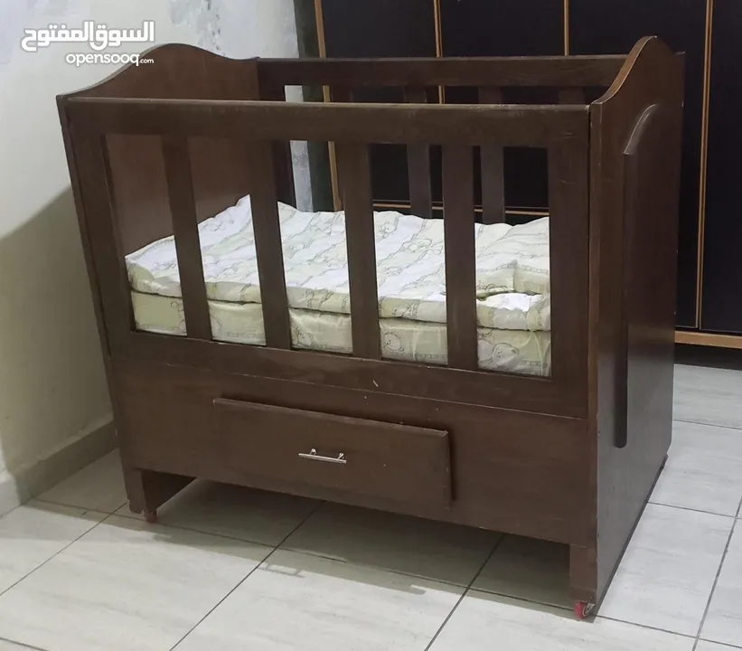 تخت اطفال بحاله جيده للبيع