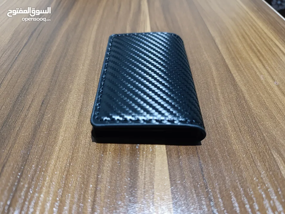 محافظ رجالي حجم صغير جلد صناعي وحافظة بطاقات لون اسود كاربون فايبر
