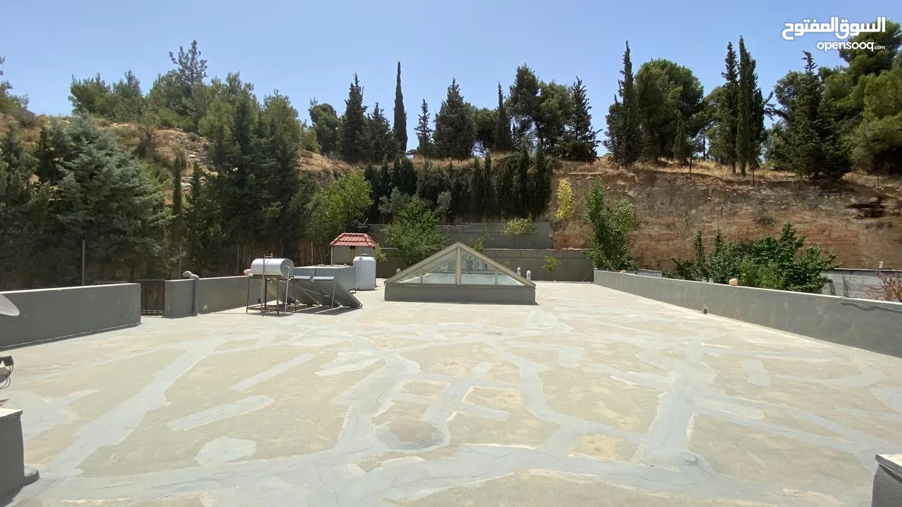من المالك مباشرة فيلا باطلالة مميزة في ارقى مناطق الحمر بجوار القصور الملكية. مساحة الارض 1200 متر